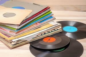 Ein bunter Stappel an Schallplatten