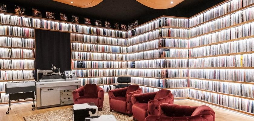 Der Magic Room mit seinen 50.000 Schallplatten und einer Neumann Schneidanlage