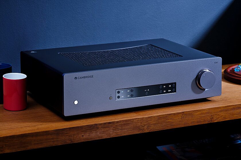 Cambridge Audio CXA81 Mk II im Regal